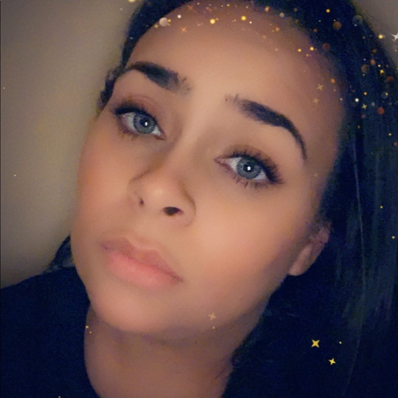 Meet Your Posher, Jenni! - Picture 1 of 3